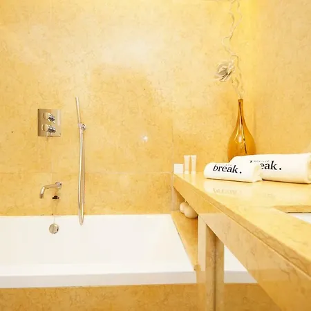Elegant With Panoramic View In The Heart Of