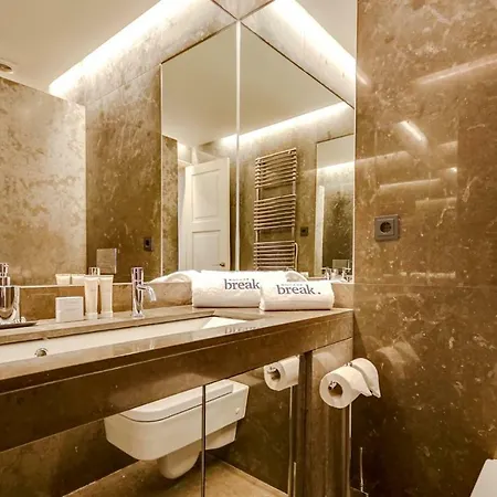 Elegant With Panoramic View In The Heart Of Apartment Lissabon